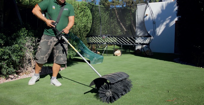 https://www.artificialgrasssomersetwest.co.za/wp-content/uploads/2020/07/Maintenance_Brush3.jpg
